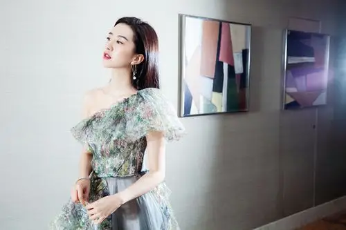 许龄月电视剧盛典获"年度新人" 斜肩不对称纱裙灵动很"仙女"