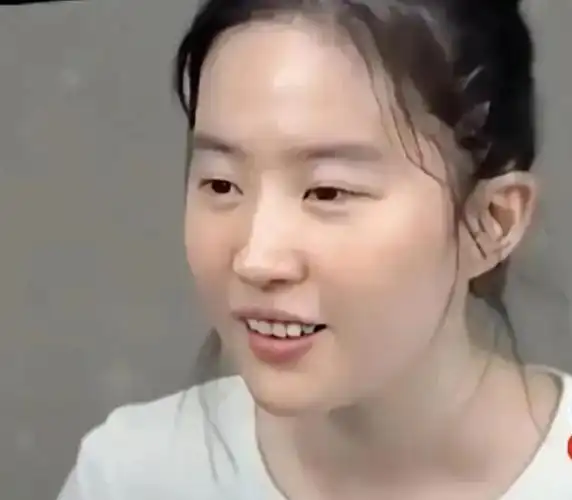 刘亦菲素颜照曝光 ,和镜头前判若两人,"呲着大牙" 引热议