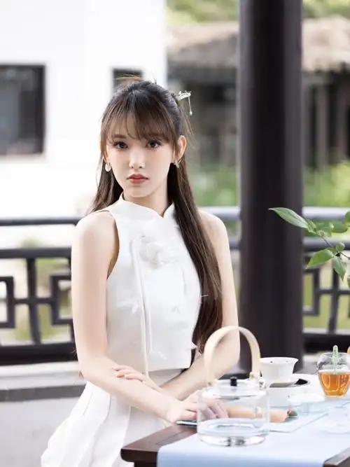 程潇身穿白色新中式礼服,好一个国风美少女97白色上衣采用传统的