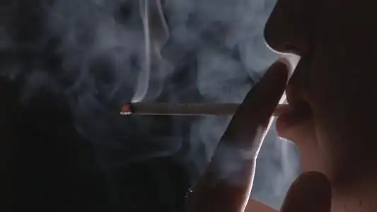 吸烟有害摄影照片_实拍男人抽烟点烟烟雾悲伤思考压力摄影图配图