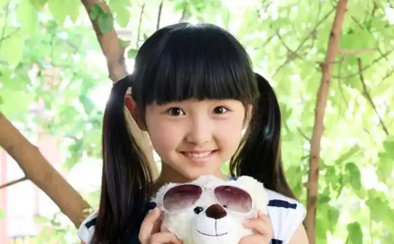 恋情败坏路人缘国民妹妹张子枫5岁随母北漂11岁赢胡歌夺奖现在是怎么