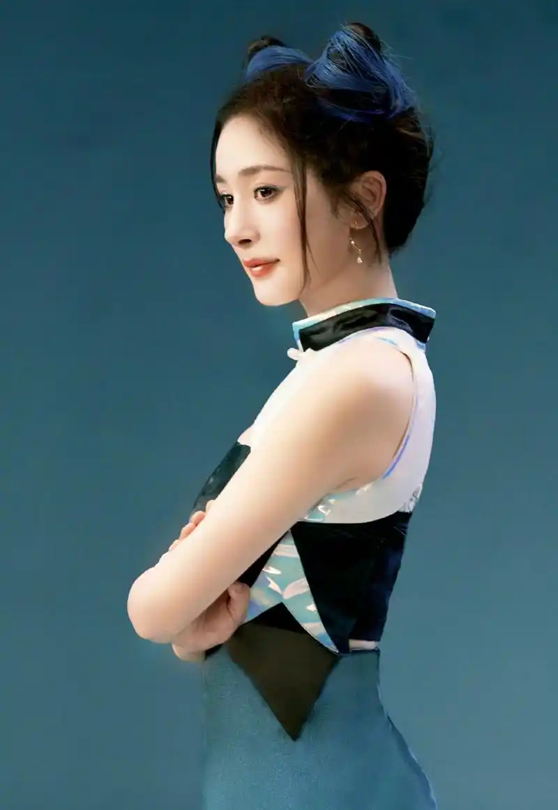 杨幂俏皮丸子头