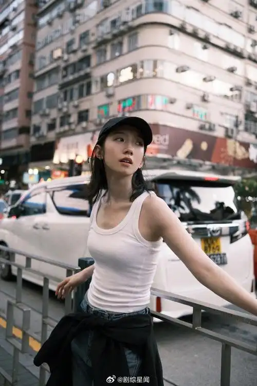 孟美岐香港街头街拍 真的别太美了 真的就是在拍画报吧!