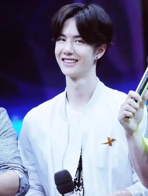 身材高挑可盐可甜的王一博,街舞中时尚感十足,奶盖时期有很可爱