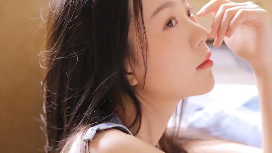 长发美女楚楚动人写真