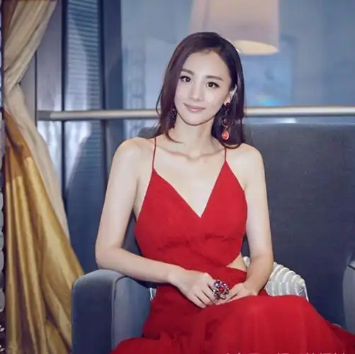 陈龙妻子章龄之亮相活动 一身长裙真漂亮 女人味十足