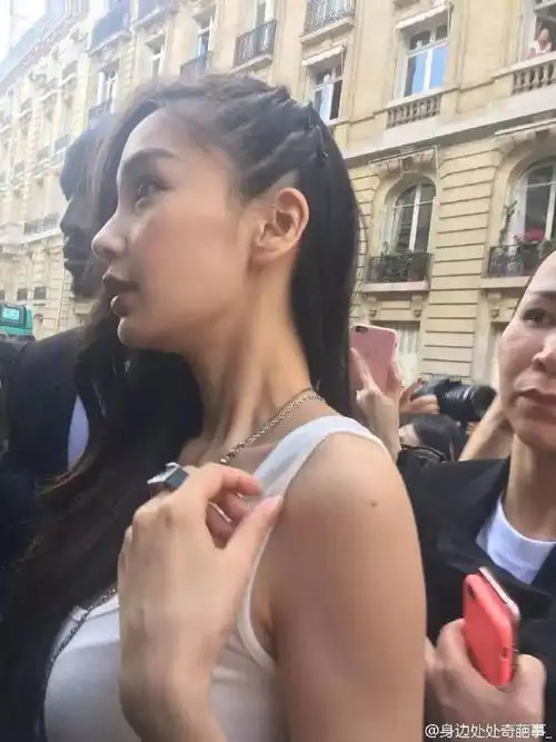 杨颖晒车内侧颜随拍