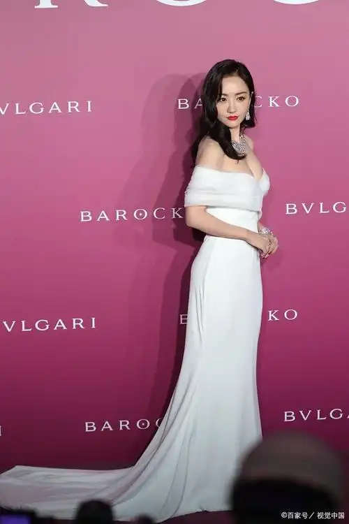 女星杨蓉白色礼服出镜,好身材性感迷人,很有成熟的韵味
