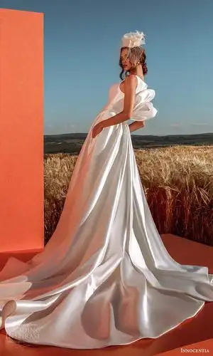 innocentia2021harmonia婚纱系列打造时尚迷人现代浪漫新娘