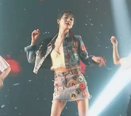 郑爽穿裸背裙跳舞,当她转过身的一瞬间,心脏遭暴击