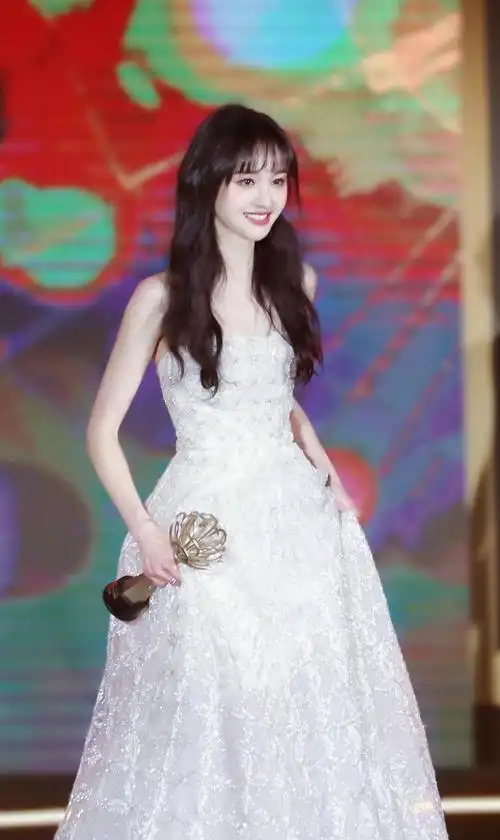 郑爽同框新闻主持人康辉一身学生装录央视综艺根正苗红状态佳