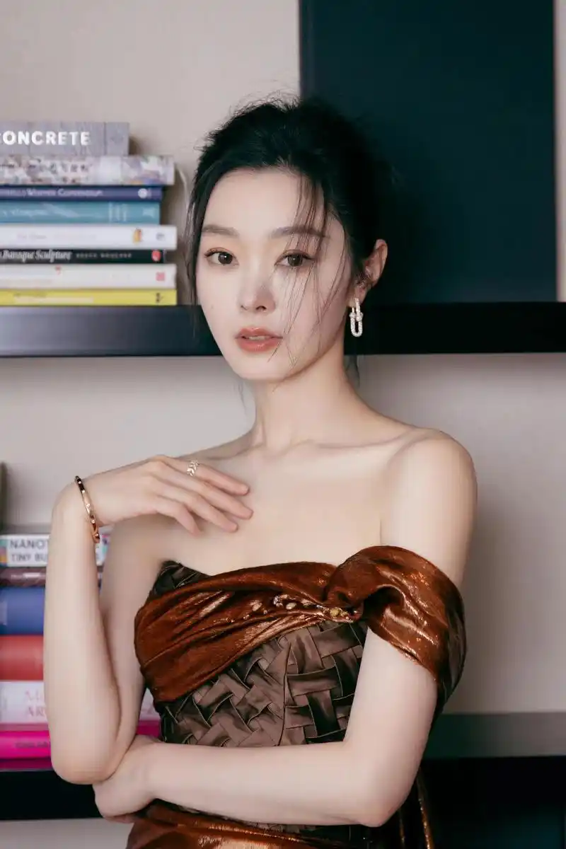 宋轶新造型美出圈,一袭鎏金抹胸长裙,优雅又惊艳!