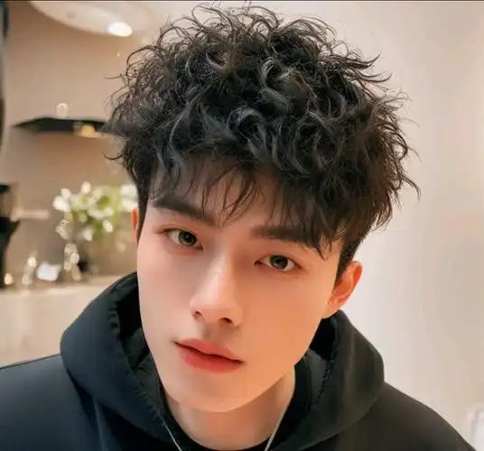 2024新时尚发型来了帅气有型不落伍很适合年轻男生