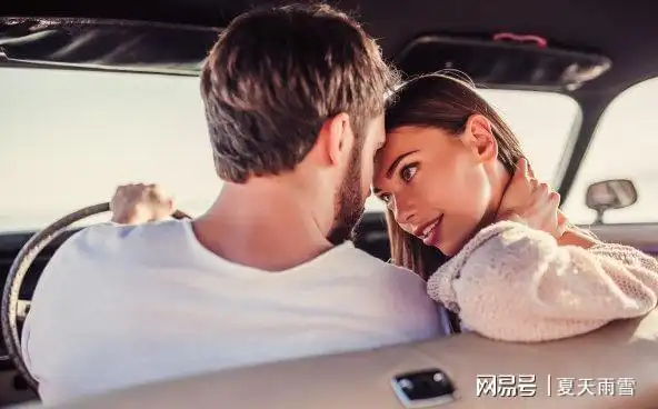 两对情侣,四个向往自由的年轻男女,在旅途中发生的暧昧往事