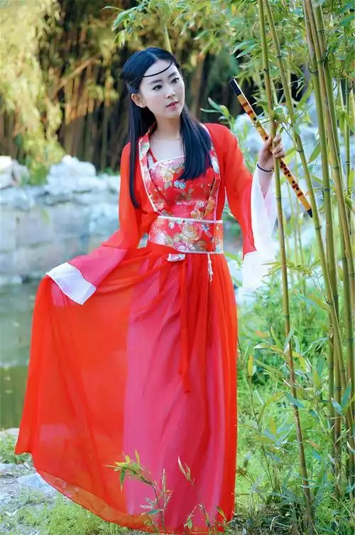 手拿竹笛的古韵红衣姑娘在竹林边如天仙般的美!