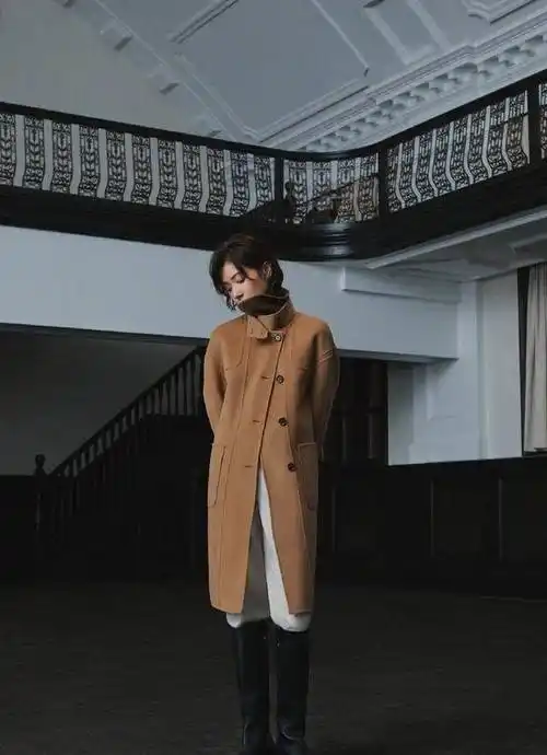 原创原创38岁万茜又美又飒短发时尚封面大片演绎秋日气质女性搭配