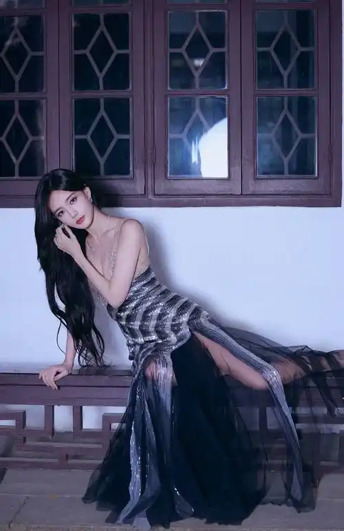 李一桐身穿深v礼服,披卷发抹红唇_魅力_眼神_造型