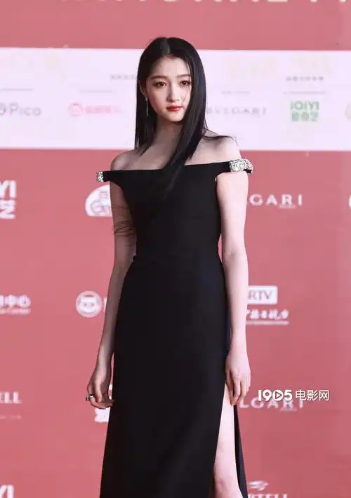 肤白貌美,美腿抢镜!关晓彤亮相北影节闭幕红毯