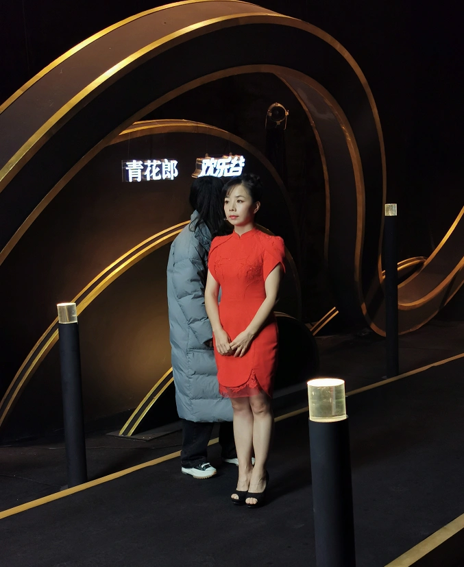 王二妮没了麻花辫瞬间变洋气,软呢裙配衬衫太减龄,35岁还这么嫩