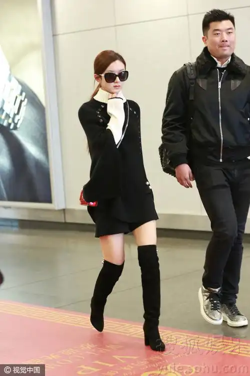 气场强!赵丽颖黑超遮面 穿长靴秀美腿