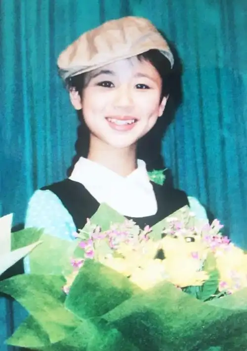 工作室晒杨紫童年拍戏旧照麻花辫配小酒窝甜度满分