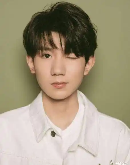 要知道王源出道6年之久的时间,在团队中一直都是比较清秀的模样,颜值