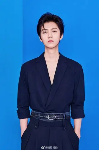 鹿晗最新造型,镂空v领西装精致腰封性感迷人