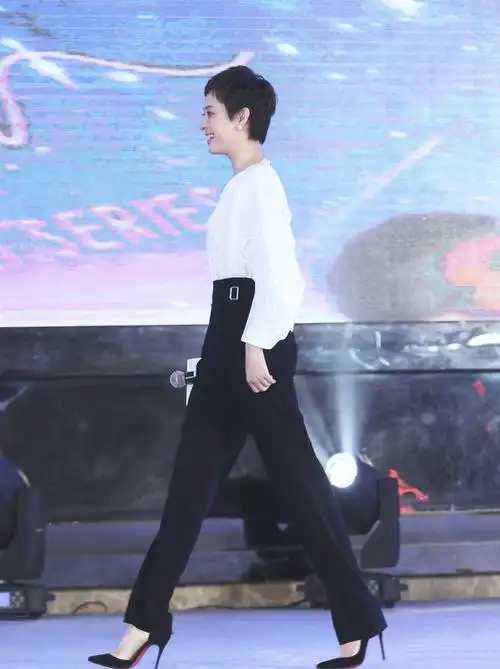 36岁孙俪气质真高级白衬衫搭配高腰裤优雅又干练胸以下全是腿