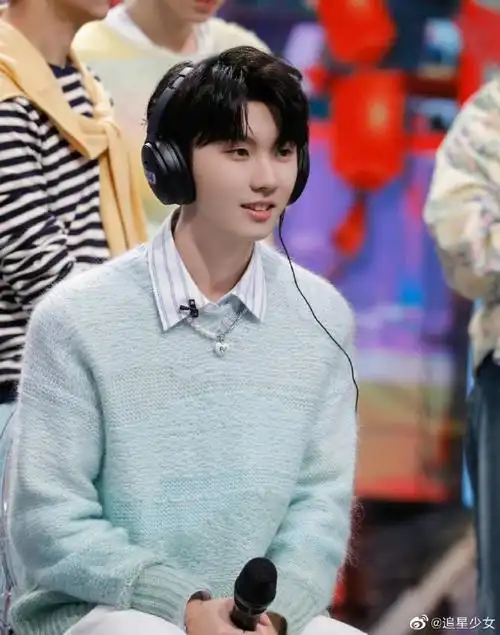 马嘉祺声生不息拼色毛衣上班路透##马嘉祺声生不息最新上班路透