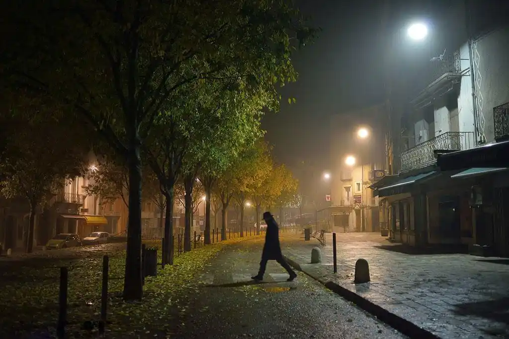 路灯下男生失落背影