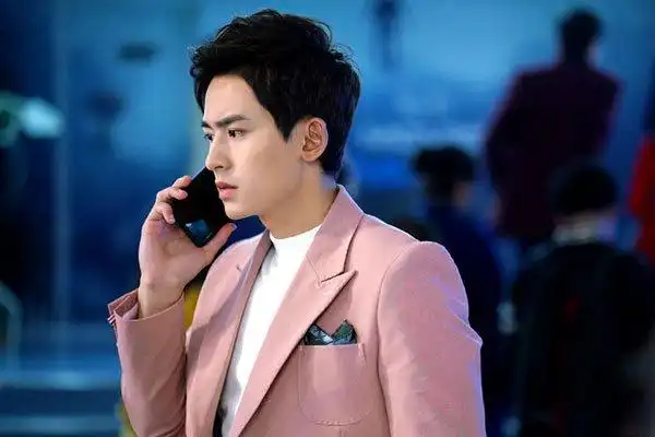 张哲瀚的个人资料如下:1991年5月11日出生于江西新余,中国内地男演员