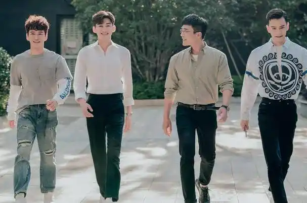 有网友爆料,曾经被张翰拖行百米的交警,近日因为肾脏损伤不幸去世,此