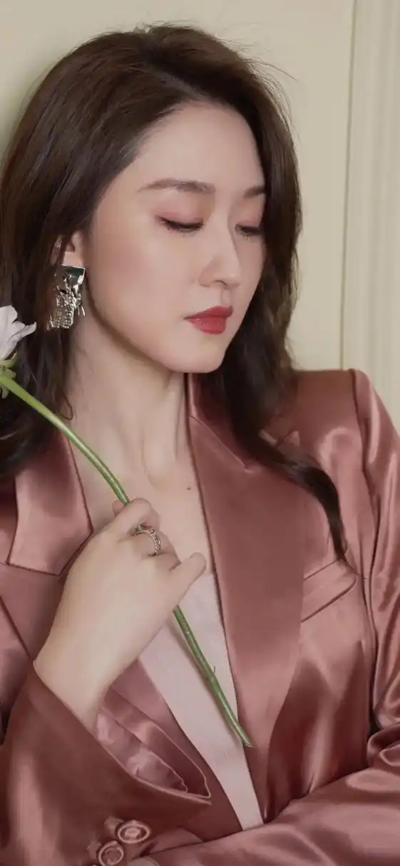 大美女张雯,性感迷人,身材苗条,肤白貌美大长腿!