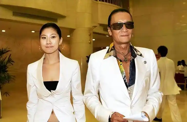 "四哥"谢贤:与李小龙合照站c位,成龙说他是传奇,一生潇洒!