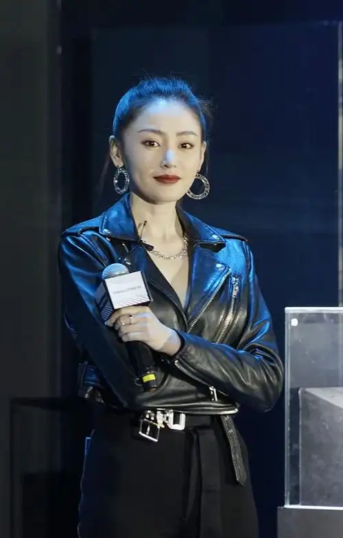 张天爱穿皮衣扎马尾英姿飒爽 搭配紧身裤大秀美腿