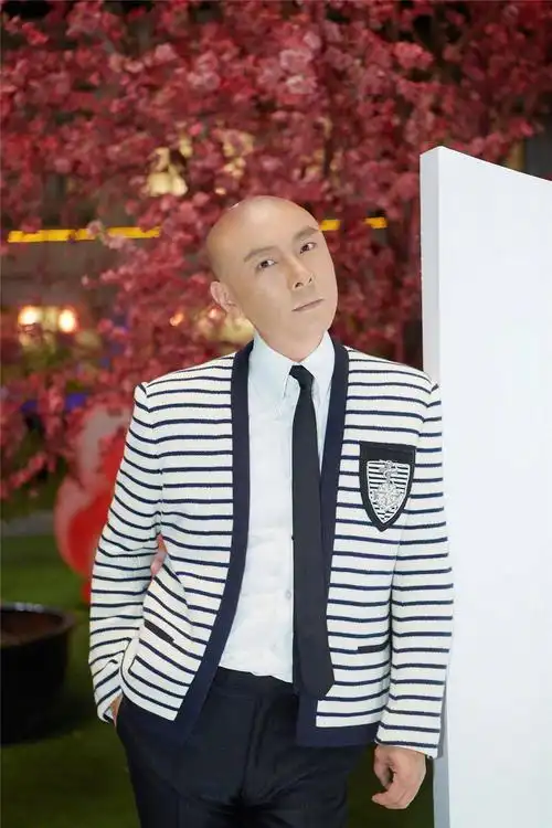 3月26日,演员张卫健在社交平台晒出了自己的近照,配文里"一双舒适的