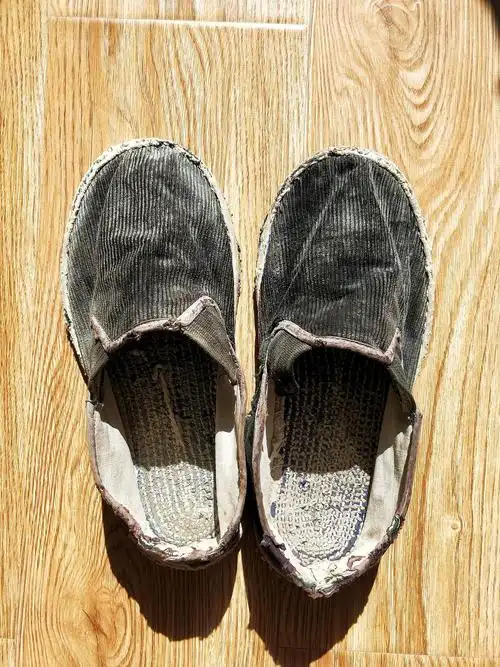 无意间整理的时候看到了父亲的布鞋,带着些土灰,也有些破旧