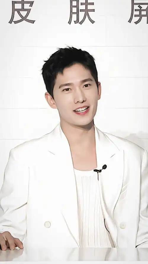 杨洋今日白色西装直播造型#清爽帅气的白马王子,笑容太治愈了~@杨洋