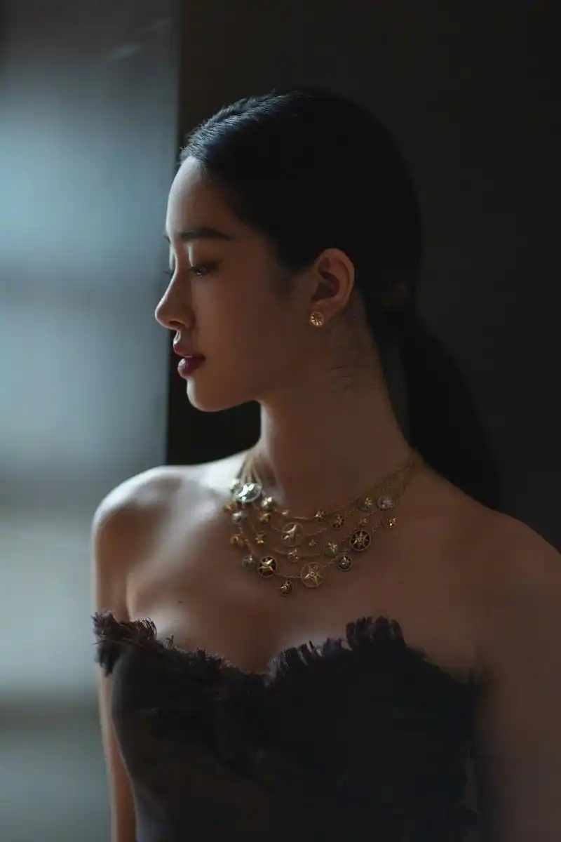 杨采钰身穿dior 2020早春抹胸长裙亮相,温婉大气的优雅姿态,又带着一