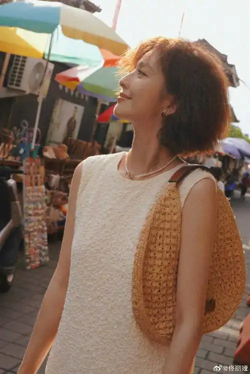 佟丽娅爆炸头发型##佟丽娅开心到飞起