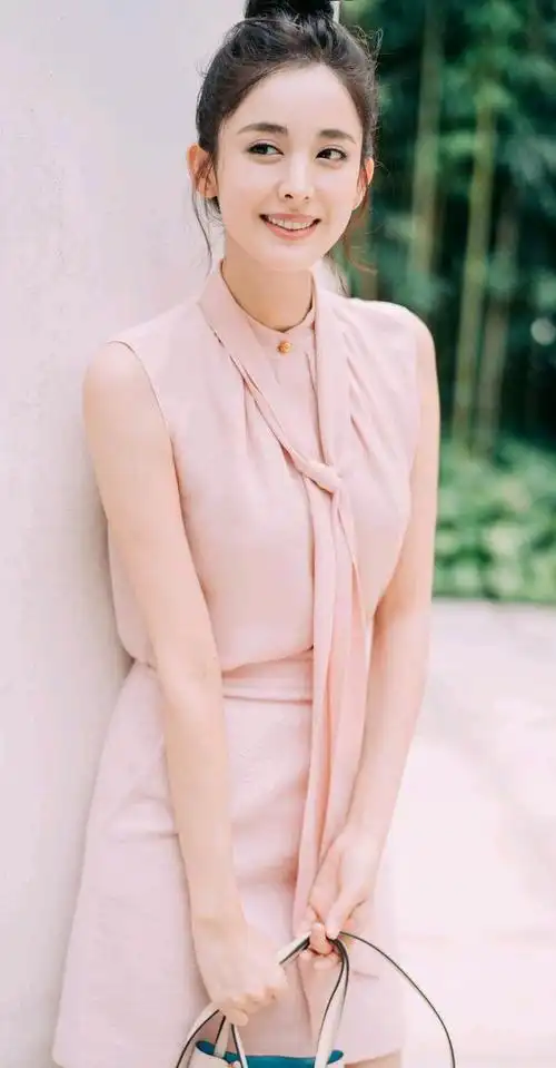 古力娜扎写真照,穿粉色连衣裙扎丸子头,甜美可爱少女感十足