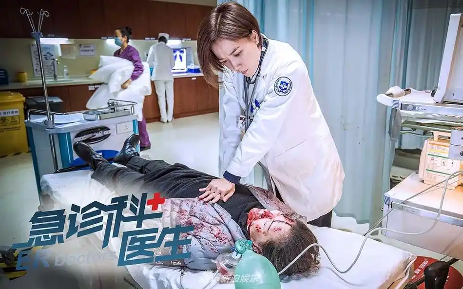 组图:《急诊科医生》热播 王珞丹首演医生上演生死急救_高清图集_新浪