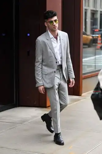 泽恩马利克穿上整套灰色西装,叛逆坏男孩的街头风格!