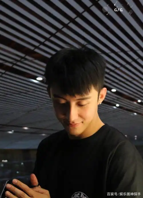 离开荧屏,黄景瑜的生活照是这样的.粉丝:太接地气!