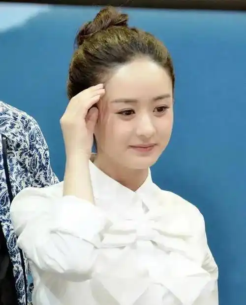 赵丽颖的巴掌小圆脸和丸子头才是绝配,说不出来的舒适,合拍