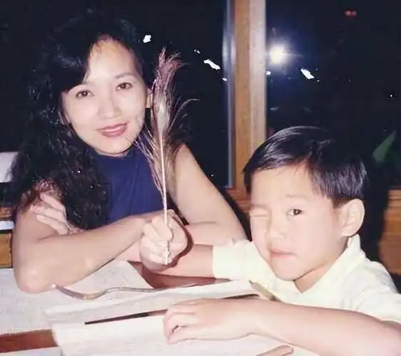 赵雅芝小时候特别的疯,跟个假小子似的.