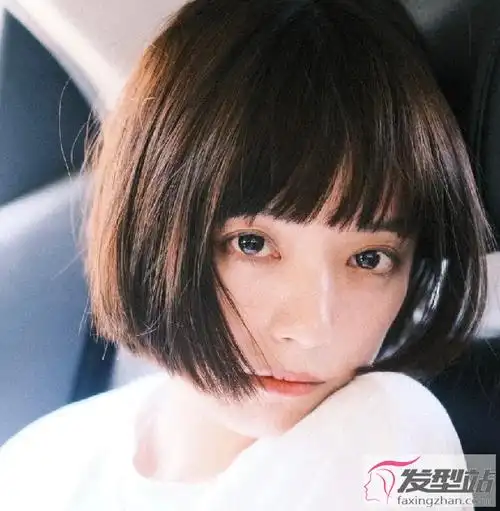 齐刘海齐嘴波波头短发,这款短发一般女生不敢轻易尝试,因为发型较为