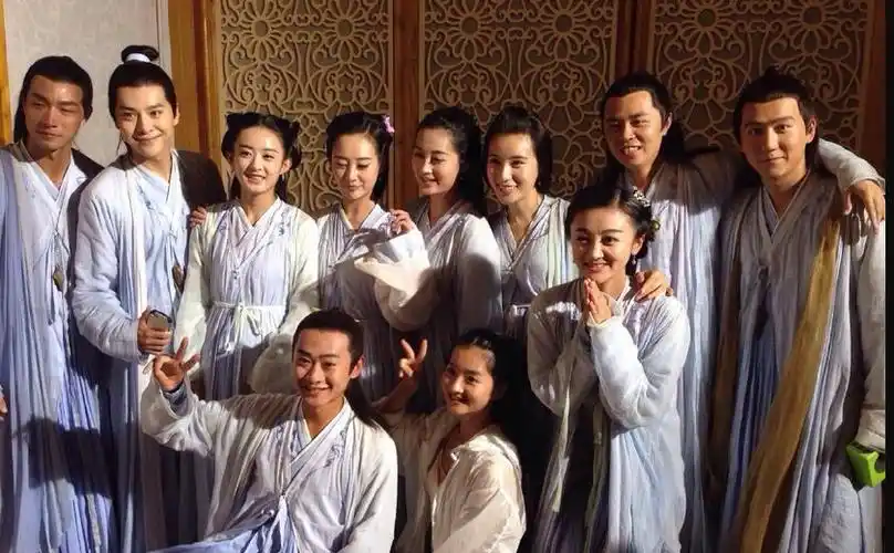 《花千骨》曝幕后合影 没加特效的仙魔好搞笑