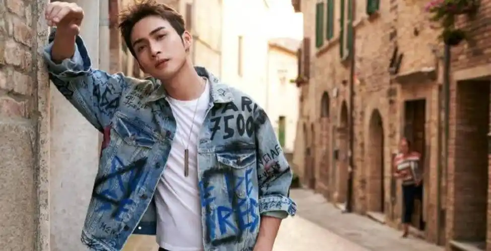 张彬彬高大强壮,深夜旁若无人地搂着男子,疑似情感暧昧_杨幂_合作