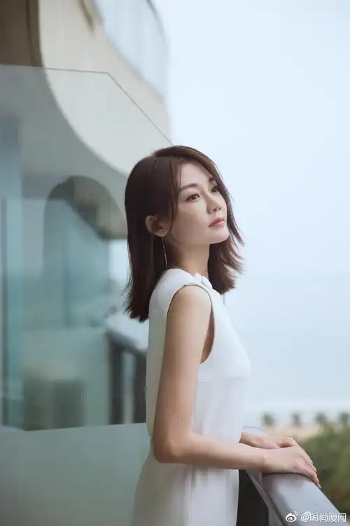 芳华女主角@苗苗-vivi 身着白色无袖连体裤大秀身材好比例~不对称didi